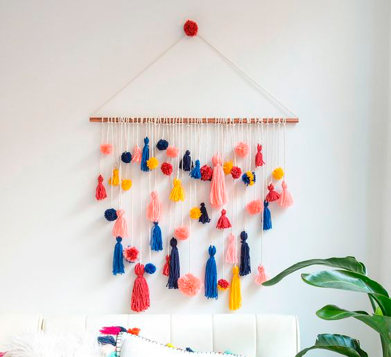 DIY: Cómo hacer originales cojines con pompones para tu sofá